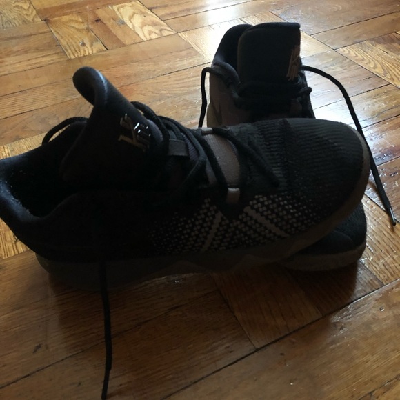 Boys sneakers, worn but looks as new. - Picture 3 of 3